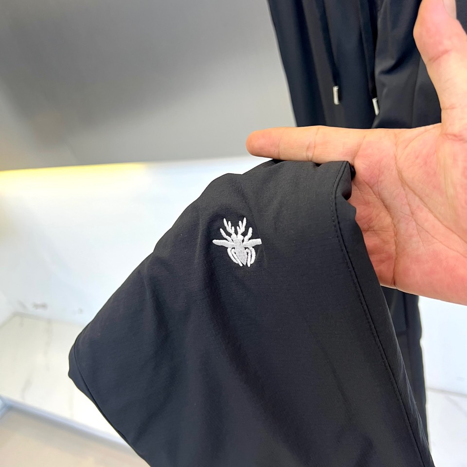 Dio迪奥、2025秋冬新品户外羽绒裤，这款羽绒裤采用立体剪裁工艺，束脚设计搭配可调节抽绳腰带，膝盖处创