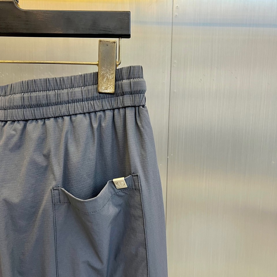 Dio迪奥、2025秋冬新品户外羽绒裤，这款羽绒裤采用立体剪裁工艺，束脚设计搭配可调节抽绳腰带，膝盖处创