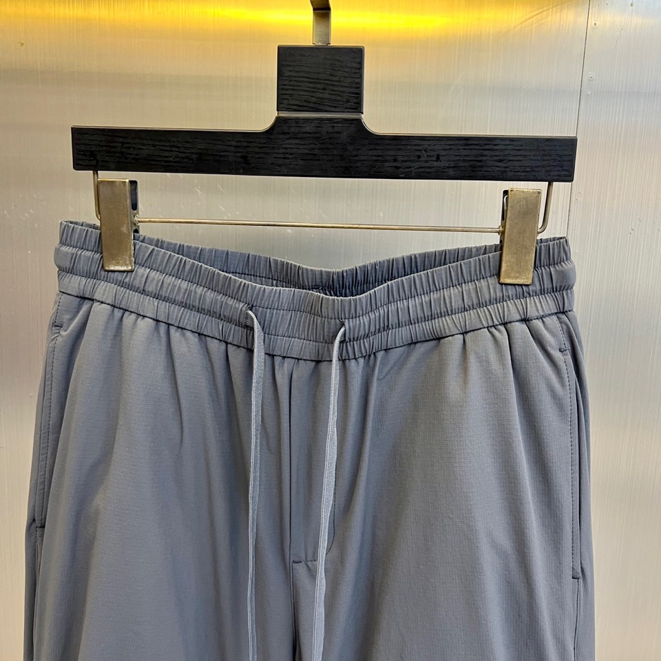 Dio迪奥、2025秋冬新品户外羽绒裤，这款羽绒裤采用立体剪裁工艺，束脚设计搭配可调节抽绳腰带，膝盖处创