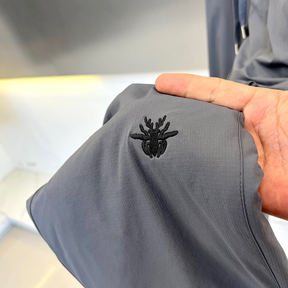 Dio迪奥、2025秋冬新品户外羽绒裤，这款羽绒裤采用立体剪裁工艺，束脚设计搭配可调节抽绳腰带，膝盖处创