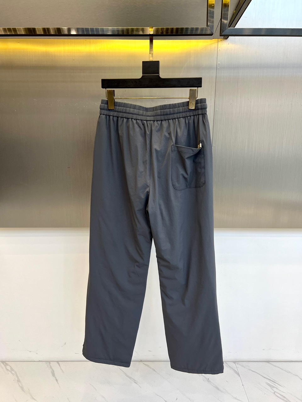 Dio迪奥、2025秋冬新品户外羽绒裤，这款羽绒裤采用立体剪裁工艺，束脚设计搭配可调节抽绳腰带，膝盖处创