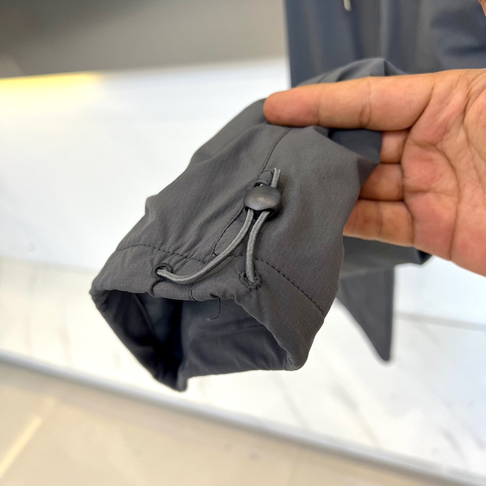 Dio迪奥、2025秋冬新品户外羽绒裤，这款羽绒裤采用立体剪裁工艺，束脚设计搭配可调节抽绳腰带，膝盖处创