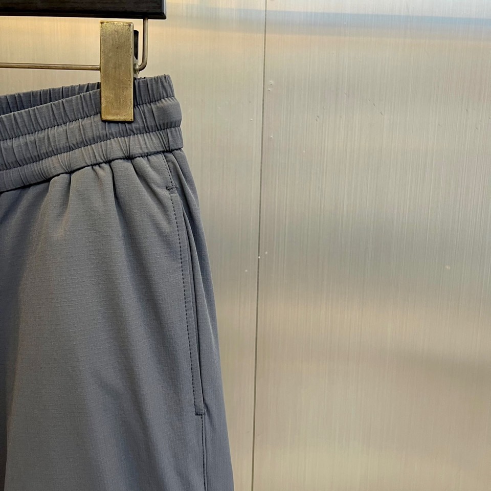 Dio迪奥、2025秋冬新品户外羽绒裤，这款羽绒裤采用立体剪裁工艺，束脚设计搭配可调节抽绳腰带，膝盖处创