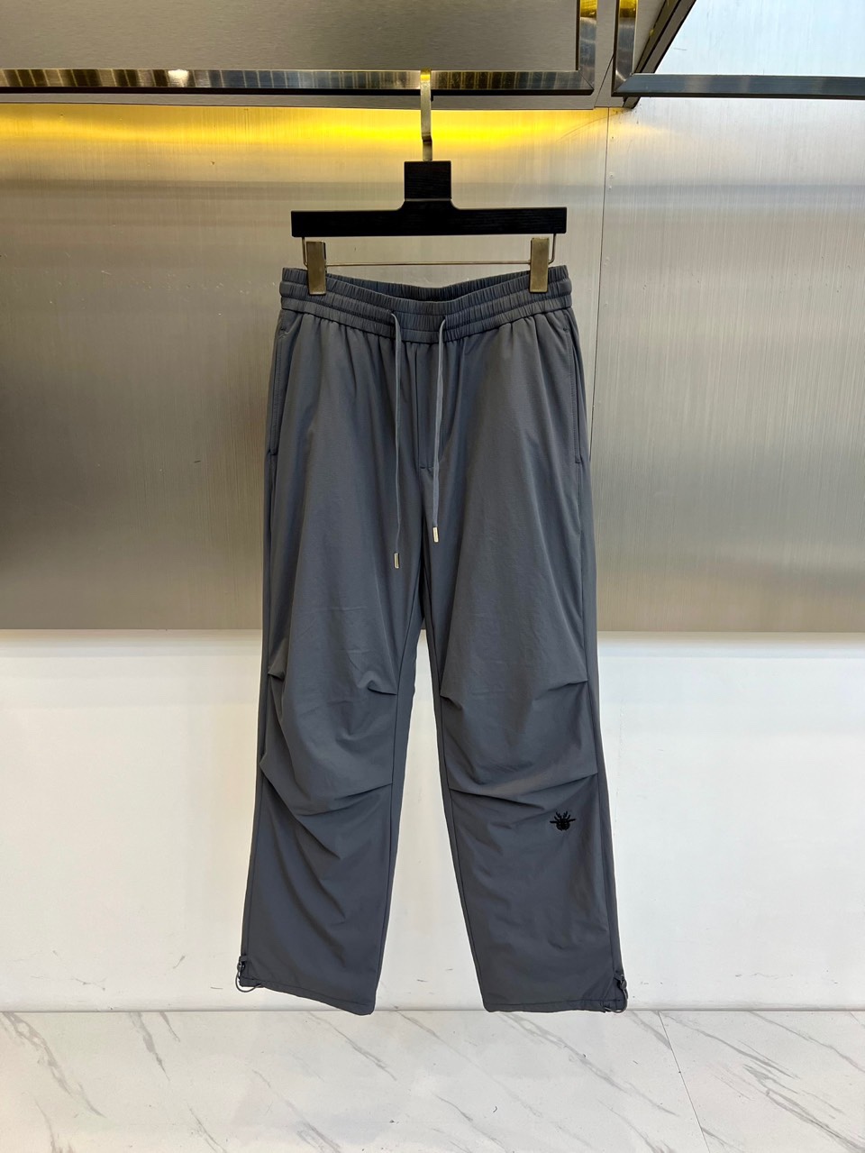 Dio迪奥、2025秋冬新品户外羽绒裤，这款羽绒裤采用立体剪裁工艺，束脚设计搭配可调节抽绳腰带，膝盖处创