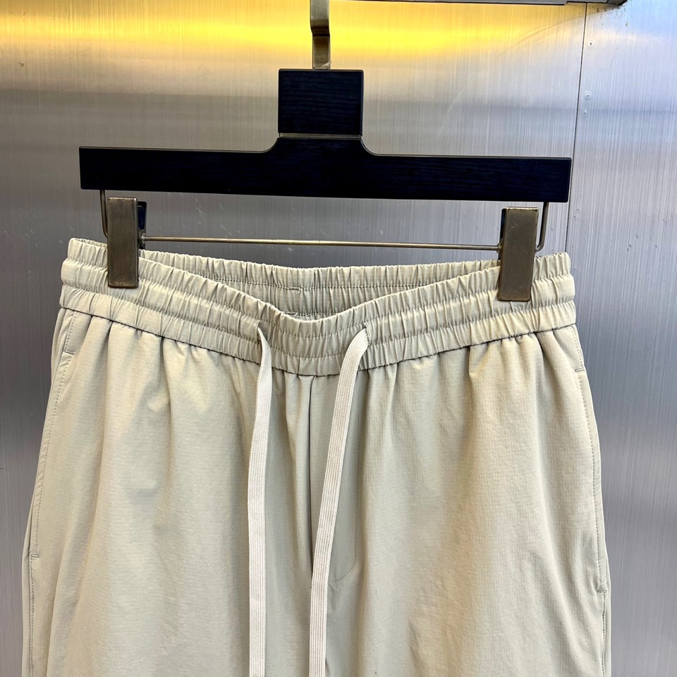 Dio迪奥、2025秋冬新品户外羽绒裤，这款羽绒裤采用立体剪裁工艺，束脚设计搭配可调节抽绳腰带，膝盖处创