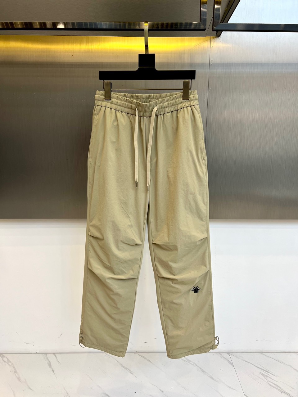 Dio迪奥、2025秋冬新品户外羽绒裤，这款羽绒裤采用立体剪裁工艺，束脚设计搭配可调节抽绳腰带，膝盖处创