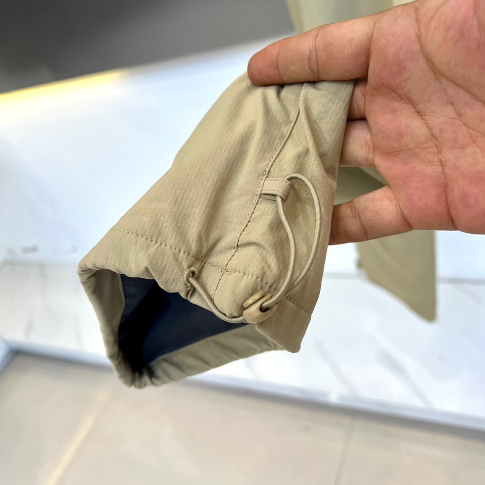 Dio迪奥、2025秋冬新品户外羽绒裤，这款羽绒裤采用立体剪裁工艺，束脚设计搭配可调节抽绳腰带，膝盖处创