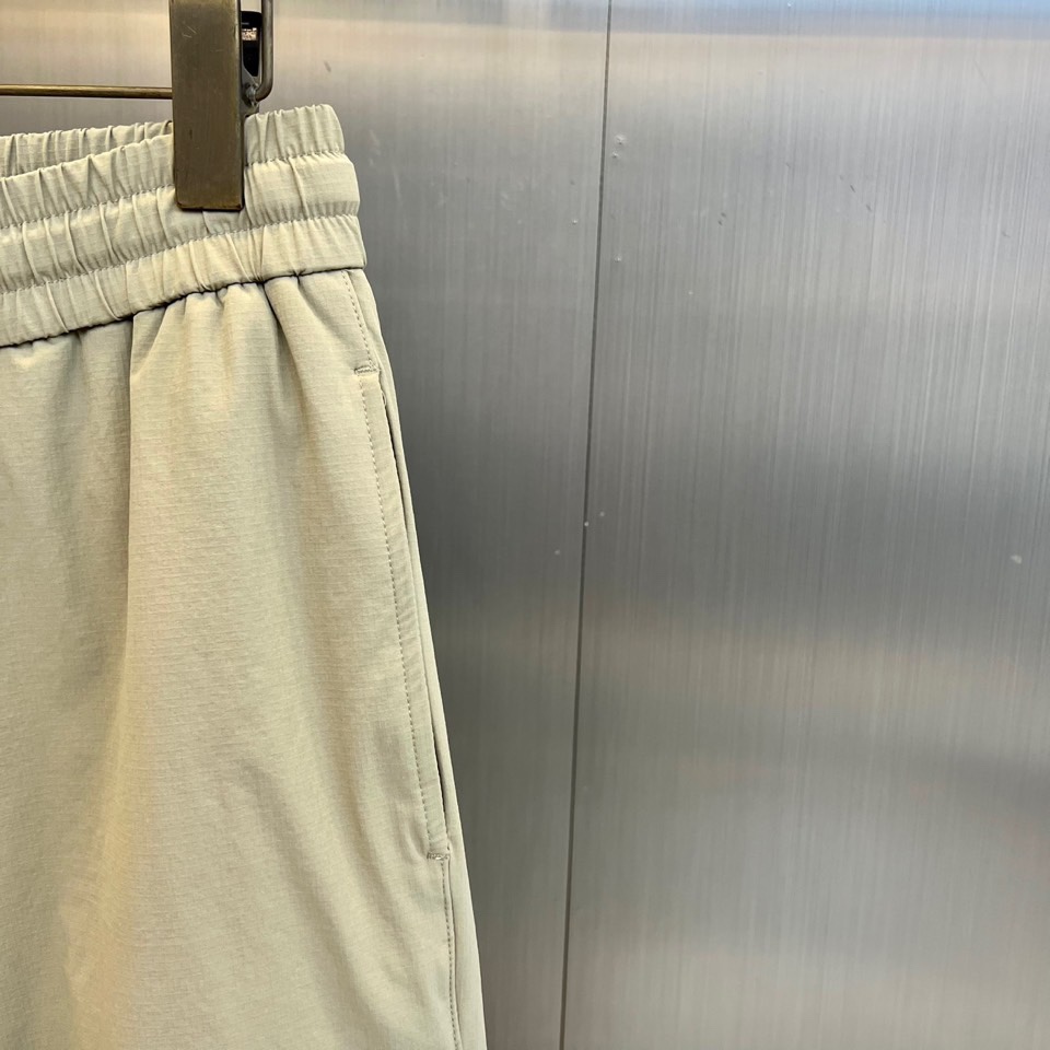 Dio迪奥、2025秋冬新品户外羽绒裤，这款羽绒裤采用立体剪裁工艺，束脚设计搭配可调节抽绳腰带，膝盖处创