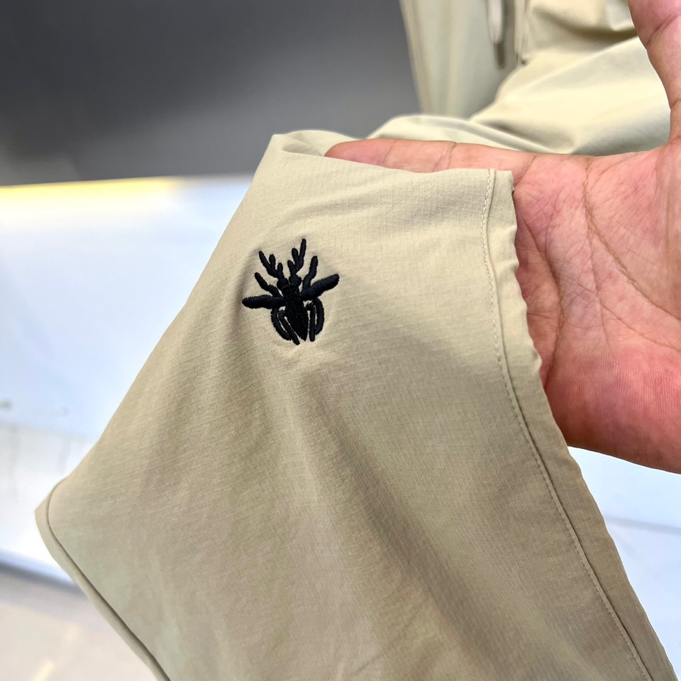 Dio迪奥、2025秋冬新品户外羽绒裤，这款羽绒裤采用立体剪裁工艺，束脚设计搭配可调节抽绳腰带，膝盖处创