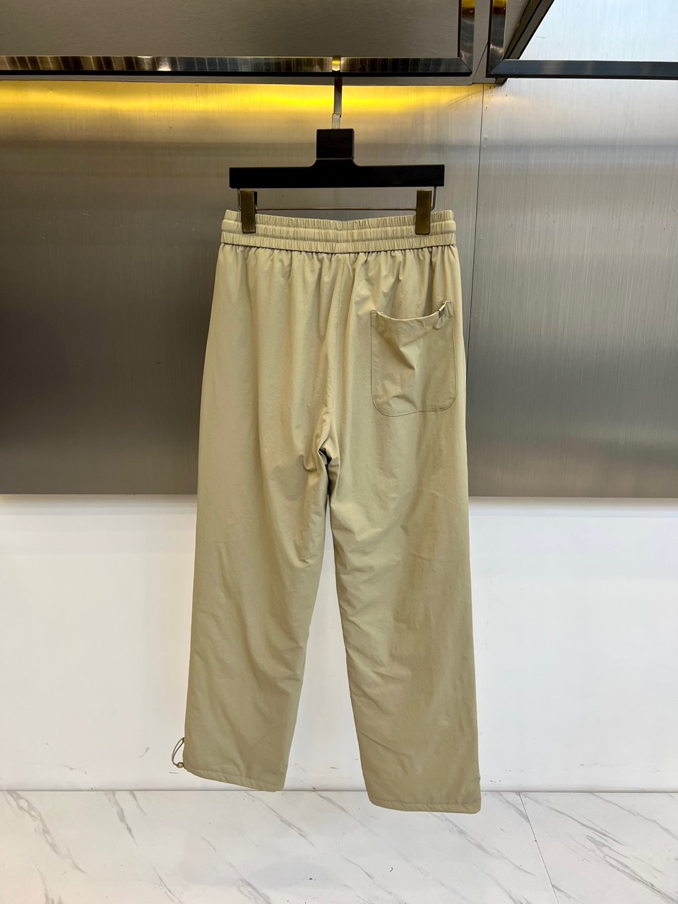 Dio迪奥、2025秋冬新品户外羽绒裤，这款羽绒裤采用立体剪裁工艺，束脚设计搭配可调节抽绳腰带，膝盖处创