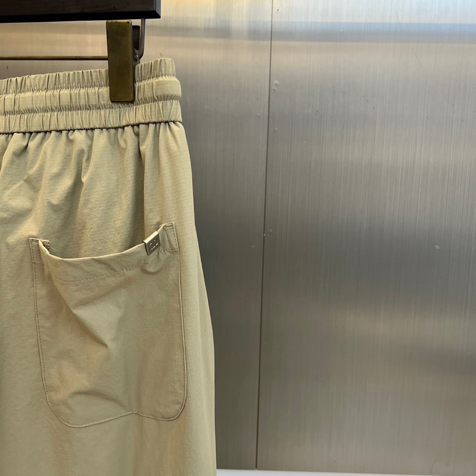 Dio迪奥、2025秋冬新品户外羽绒裤，这款羽绒裤采用立体剪裁工艺，束脚设计搭配可调节抽绳腰带，膝盖处创