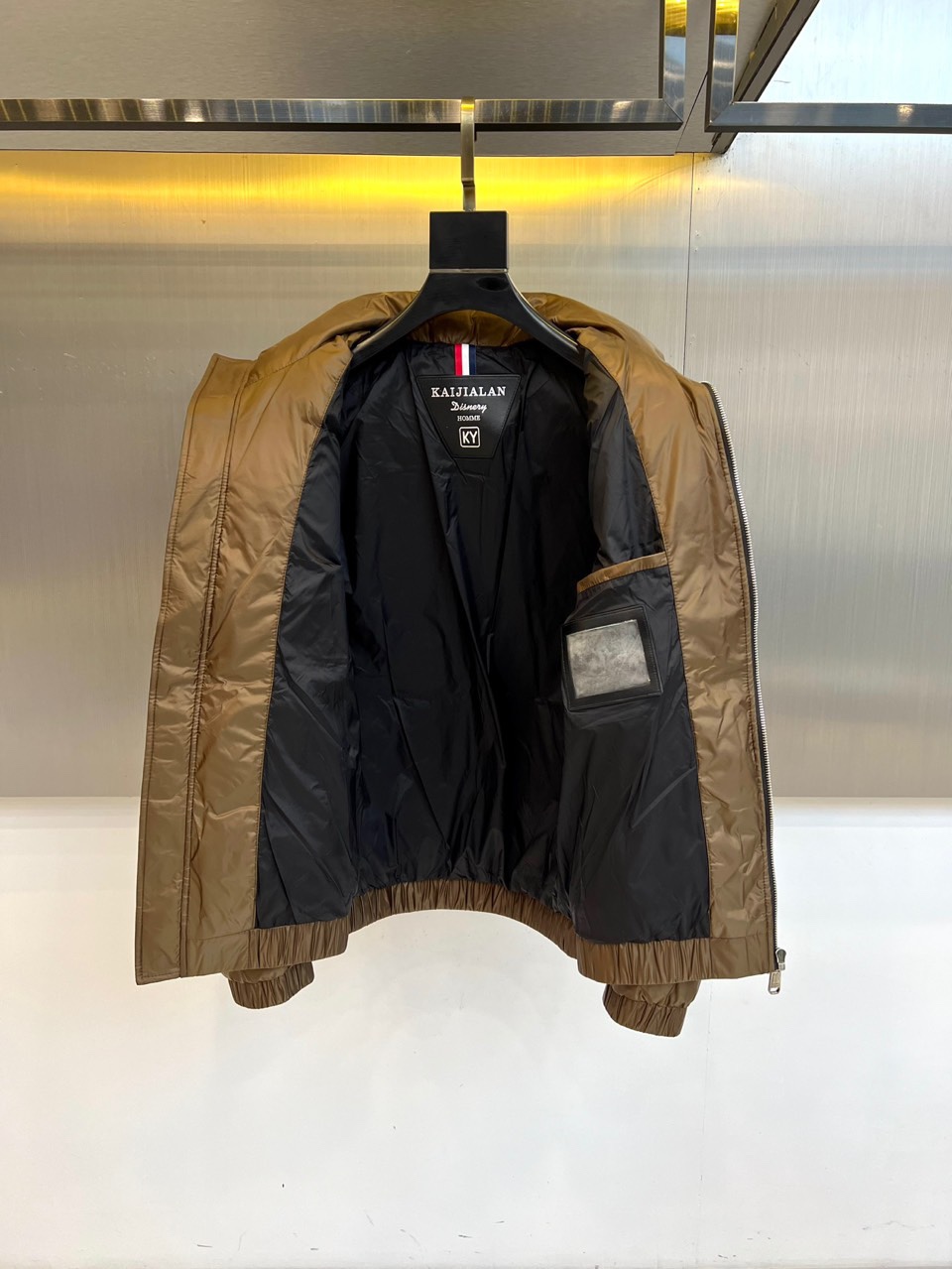 Mon蒙口、2025秋冬新品羽绒服，这款羽绒服采用立领设计与防风拉链开合系统，两侧斜插口袋装饰金属按扣，