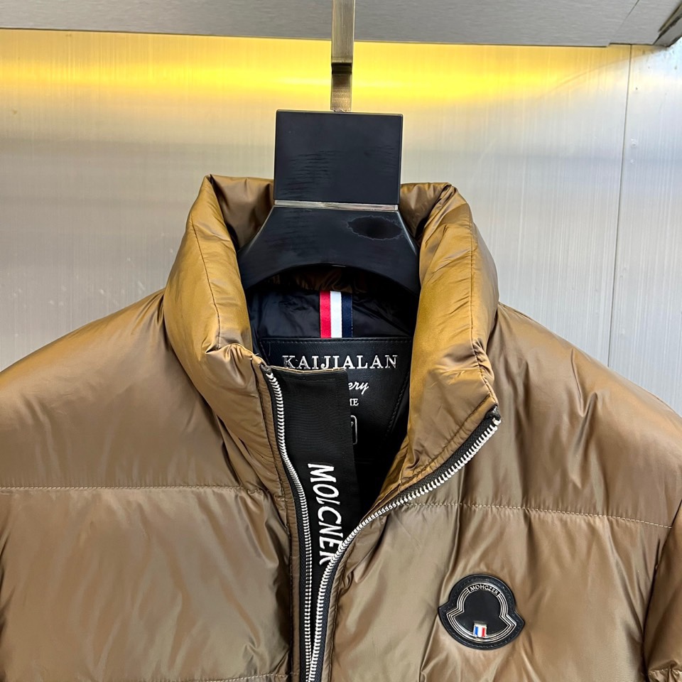 Mon蒙口、2025秋冬新品羽绒服，这款羽绒服采用立领设计与防风拉链开合系统，两侧斜插口袋装饰金属按扣，