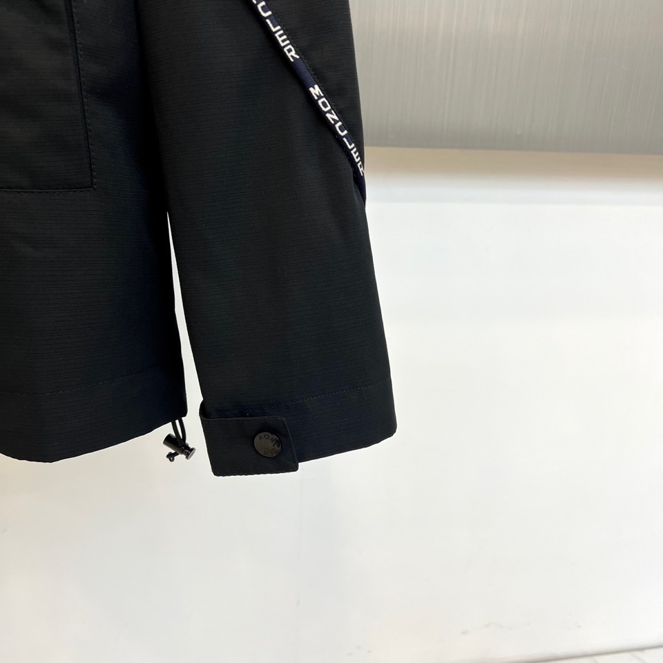 Mon蒙口、2025秋冬新品夹克，这款连帽夹克采用防风面料制作，顺滑的黑色拉链自下摆延伸至立领，左侧帽绳