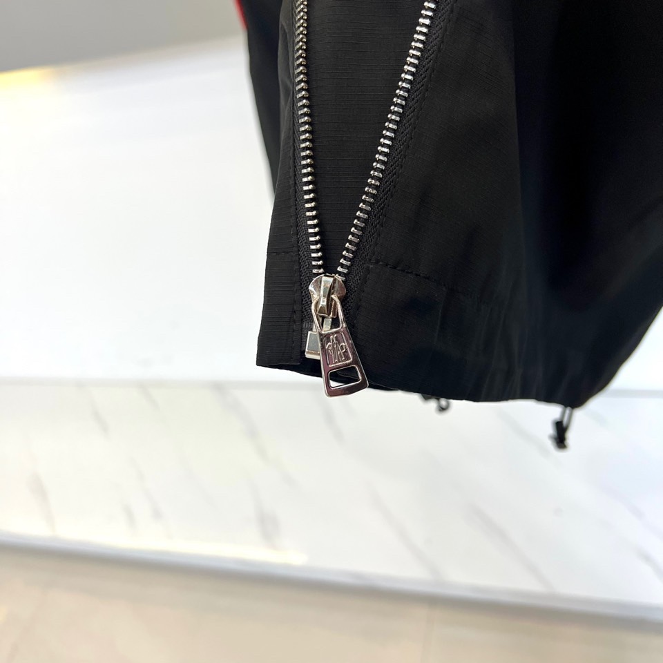 Mon蒙口、2025秋冬新品夹克，这款连帽夹克采用防风面料制作，顺滑的黑色拉链自下摆延伸至立领，左侧帽绳