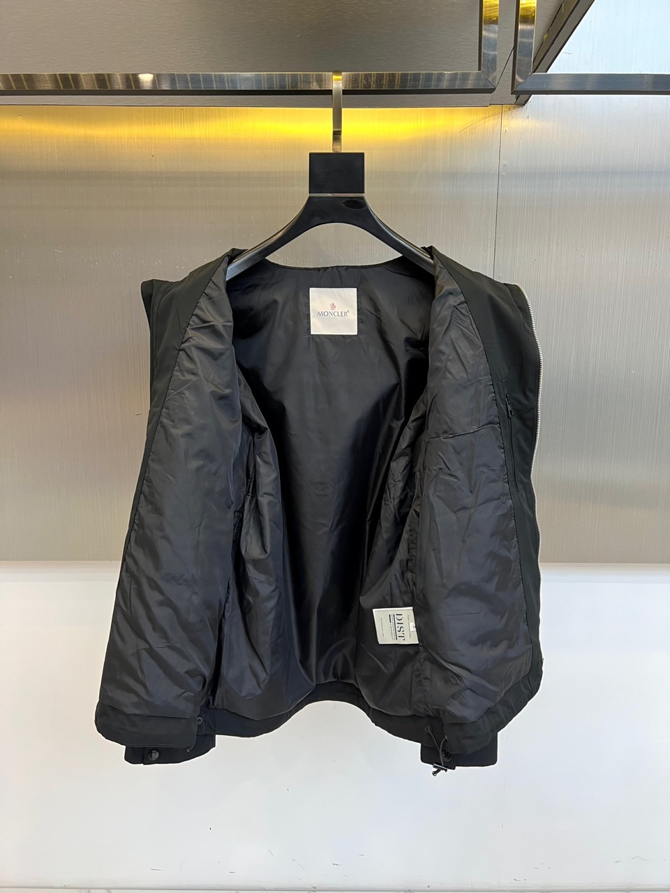 Mon蒙口、2025秋冬新品夹克，这款连帽夹克采用防风面料制作，顺滑的黑色拉链自下摆延伸至立领，左侧帽绳