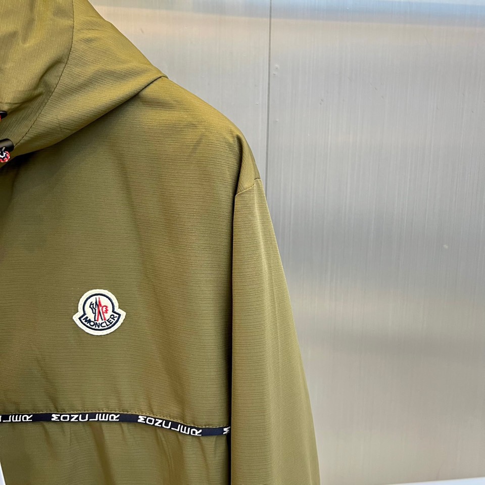 Mon蒙口、2025秋冬新品夹克，这款连帽夹克采用防风面料制作，顺滑的黑色拉链自下摆延伸至立领，左侧帽绳