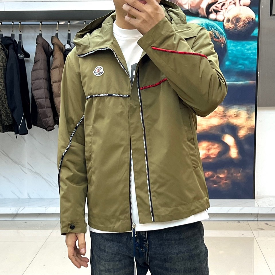 Mon蒙口、2025秋冬新品夹克，这款连帽夹克采用防风面料制作，顺滑的黑色拉链自下摆延伸至立领，左侧帽绳