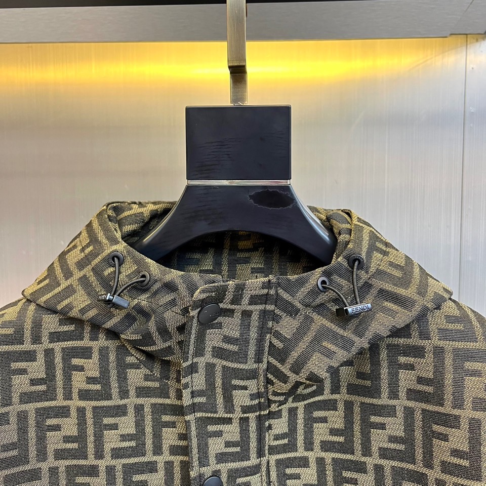 Fend芬迪、2025秋冬新品夹克，通体铺陈品牌标志性双F图案，打造强烈的视觉辨识度。连帽设计兼具休闲感