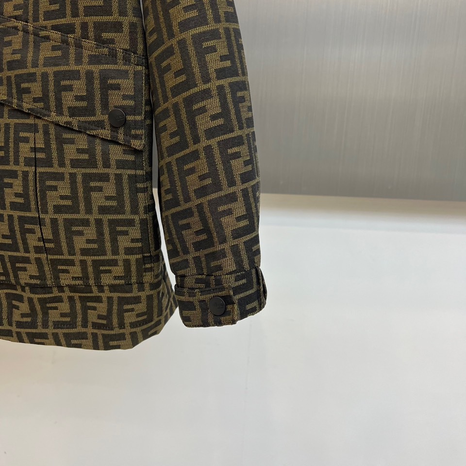 Fend芬迪、2025秋冬新品夹克，通体铺陈品牌标志性双F图案，打造强烈的视觉辨识度。连帽设计兼具休闲感