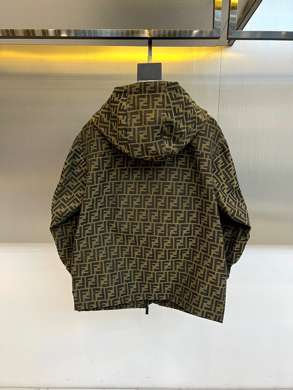 Fend芬迪、2025秋冬新品夹克，通体铺陈品牌标志性双F图案，打造强烈的视觉辨识度。连帽设计兼具休闲感