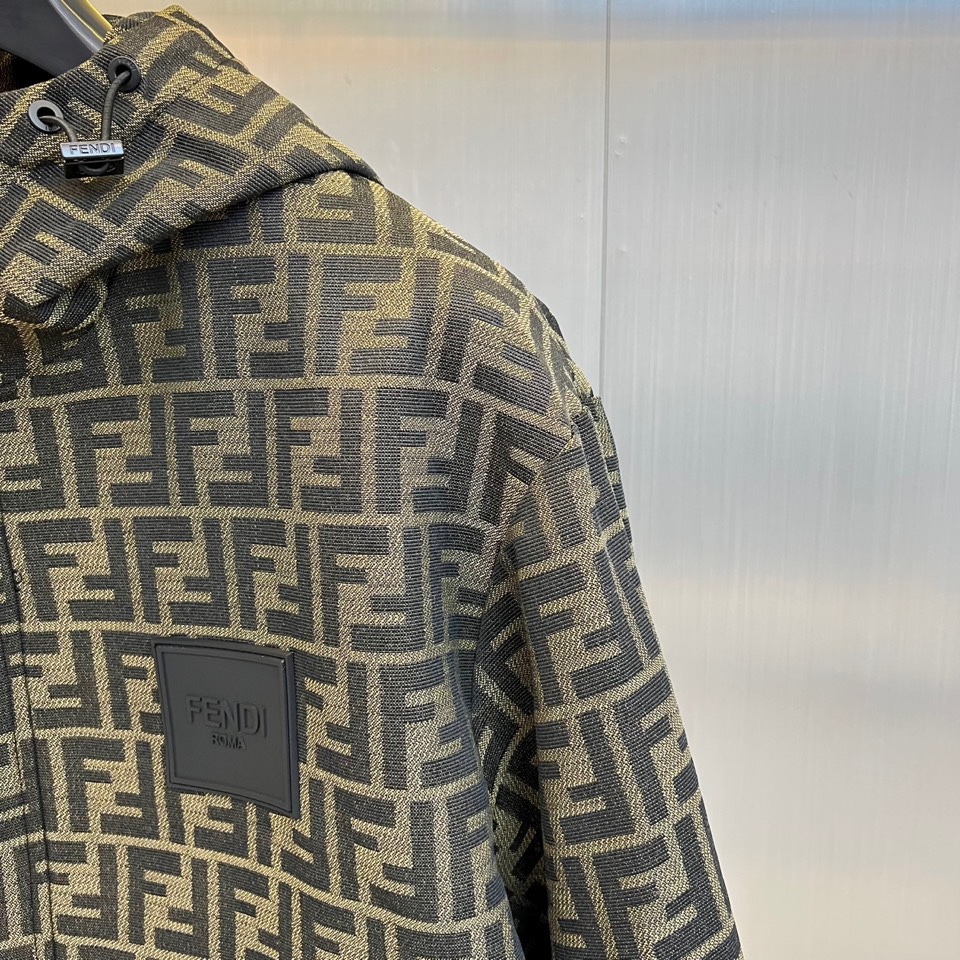 Fend芬迪、2025秋冬新品夹克，通体铺陈品牌标志性双F图案，打造强烈的视觉辨识度。连帽设计兼具休闲感