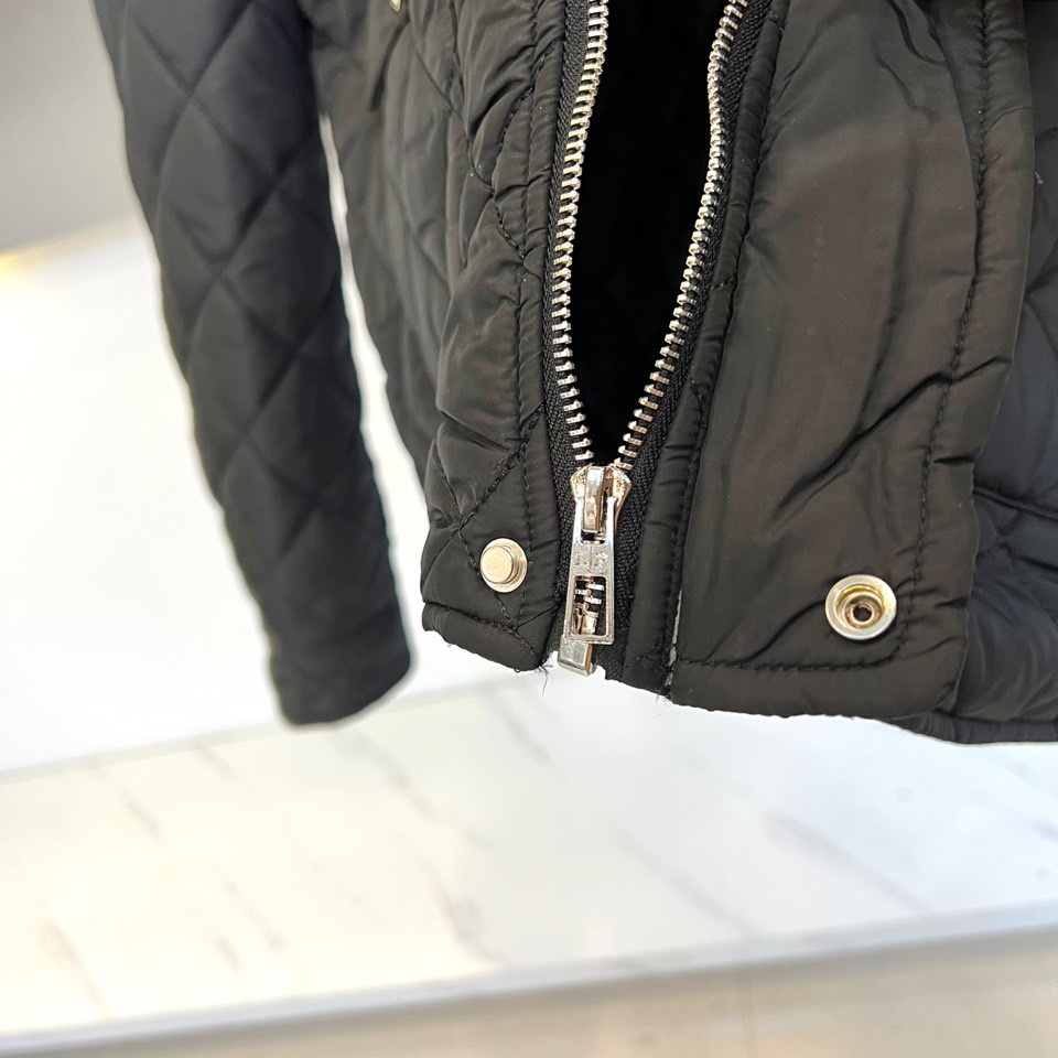 lP🆕、2025秋冬新品棉服外套，这款外套采用立体菱格绗缝工艺，规整的几何纹理形成细腻的凹凸质感。立领设