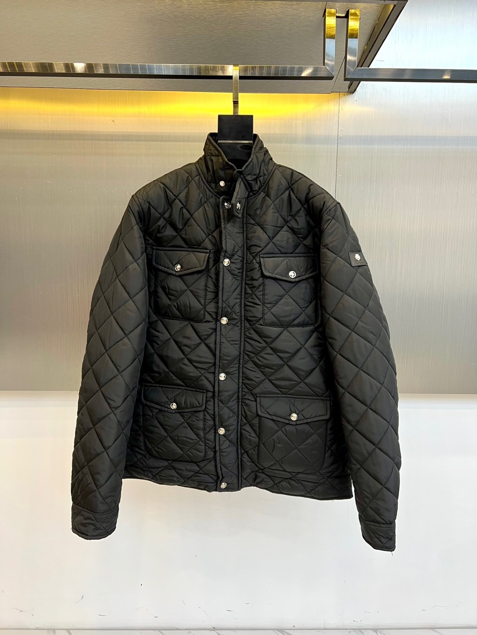 lP🆕、2025秋冬新品棉服外套，这款外套采用立体菱格绗缝工艺，规整的几何纹理形成细腻的凹凸质感。立领设