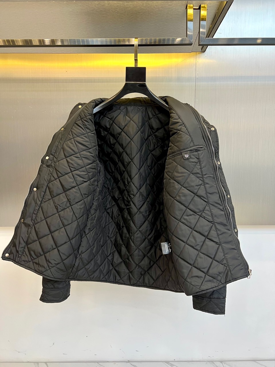 lP🆕、2025秋冬新品棉服外套，这款外套采用立体菱格绗缝工艺，规整的几何纹理形成细腻的凹凸质感。立领设