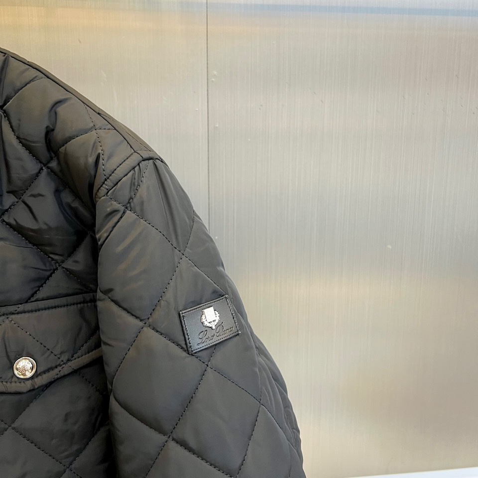 lP🆕、2025秋冬新品棉服外套，这款外套采用立体菱格绗缝工艺，规整的几何纹理形成细腻的凹凸质感。立领设