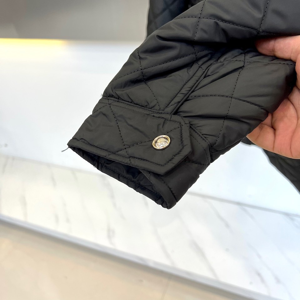 lP🆕、2025秋冬新品棉服外套，这款外套采用立体菱格绗缝工艺，规整的几何纹理形成细腻的凹凸质感。立领设