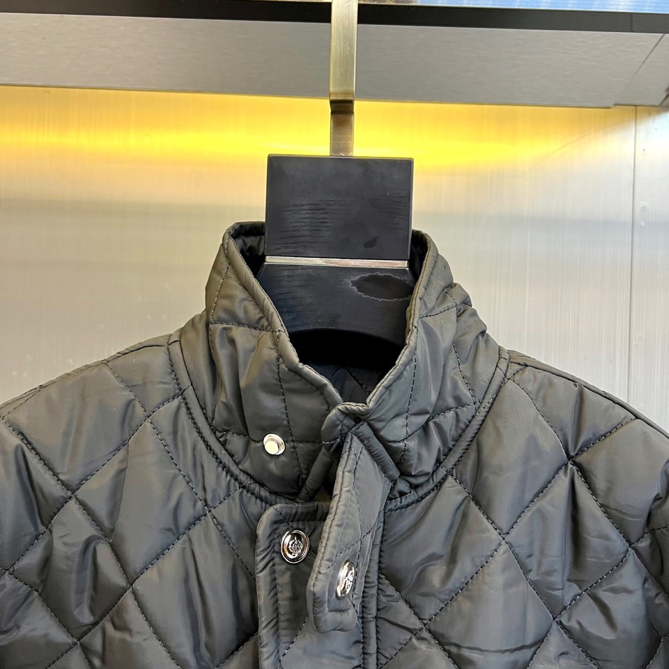 lP🆕、2025秋冬新品棉服外套，这款外套采用立体菱格绗缝工艺，规整的几何纹理形成细腻的凹凸质感。立领设