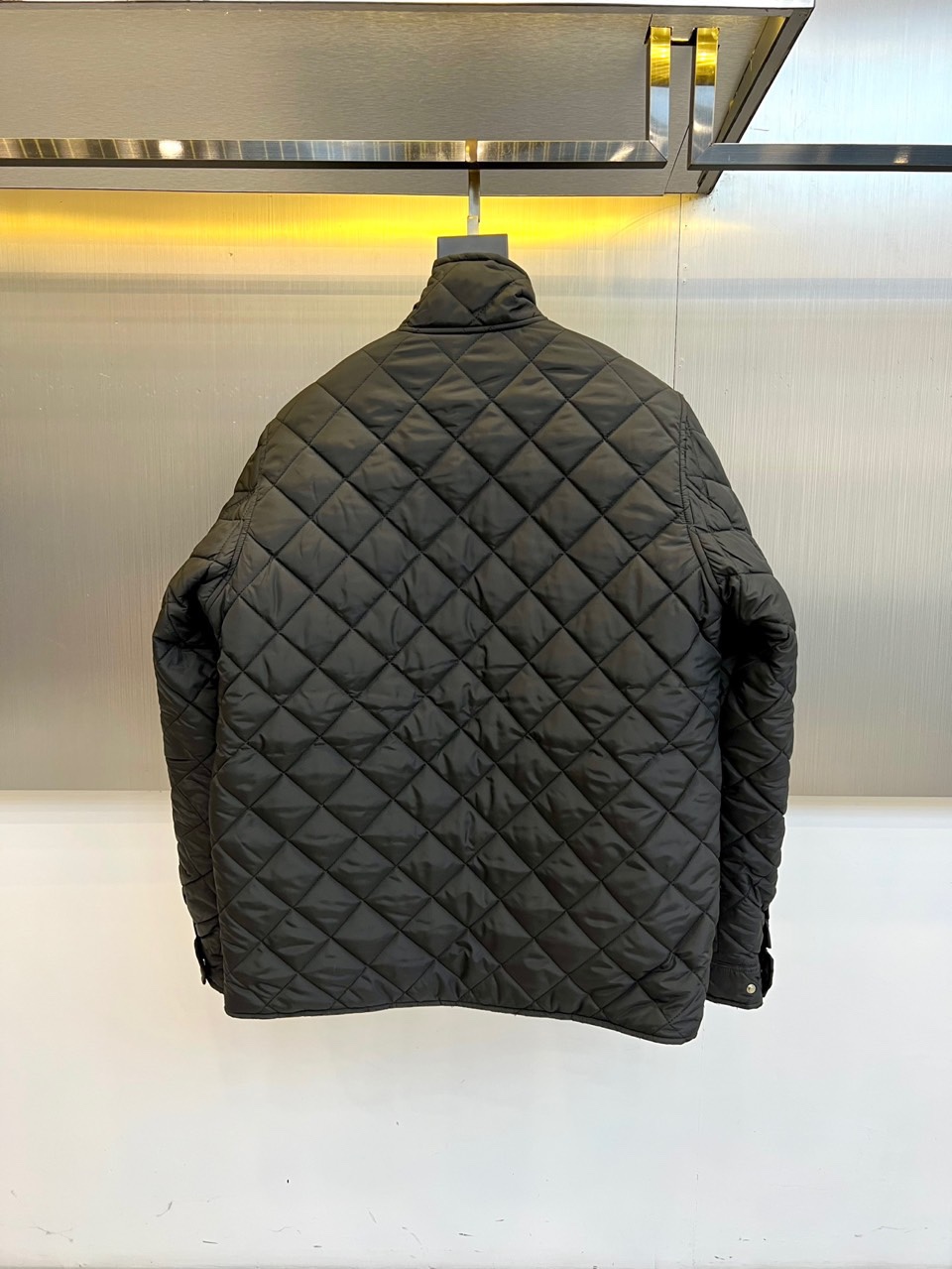 lP🆕、2025秋冬新品棉服外套，这款外套采用立体菱格绗缝工艺，规整的几何纹理形成细腻的凹凸质感。立领设