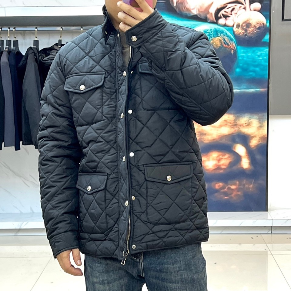 lP🆕、2025秋冬新品棉服外套，这款外套采用立体菱格绗缝工艺，规整的几何纹理形成细腻的凹凸质感。立领设