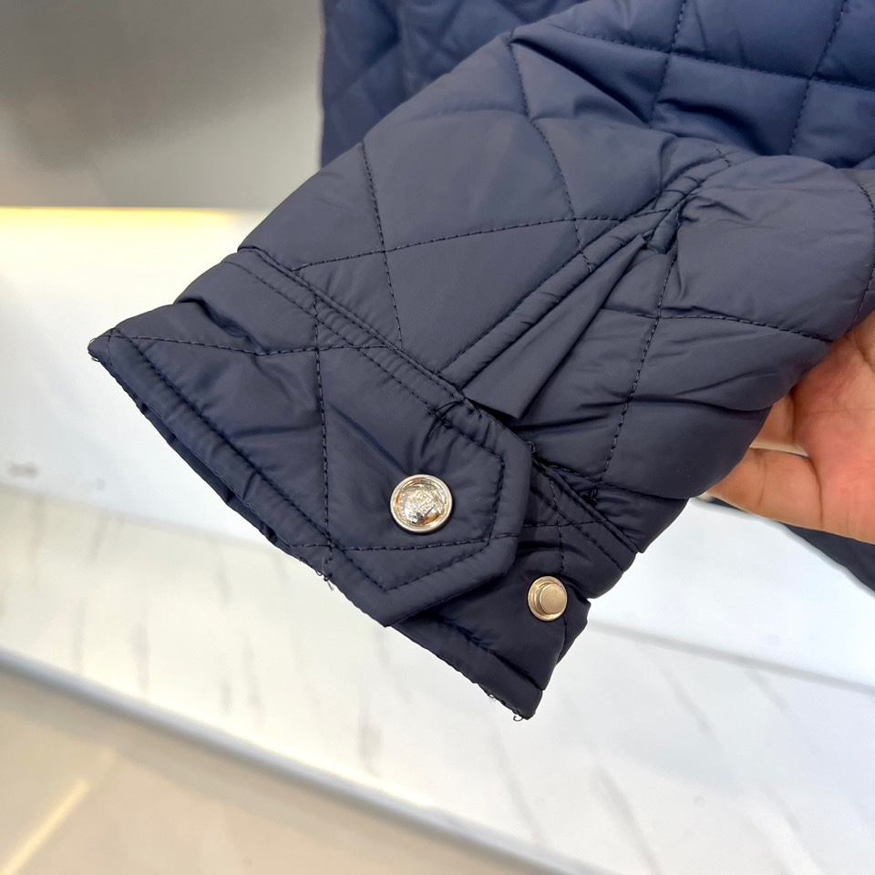 lP🆕、2025秋冬新品棉服外套，这款外套采用立体菱格绗缝工艺，规整的几何纹理形成细腻的凹凸质感。立领设