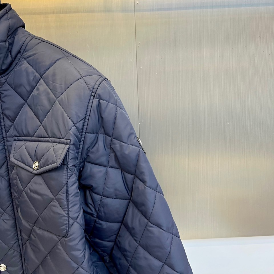 lP🆕、2025秋冬新品棉服外套，这款外套采用立体菱格绗缝工艺，规整的几何纹理形成细腻的凹凸质感。立领设