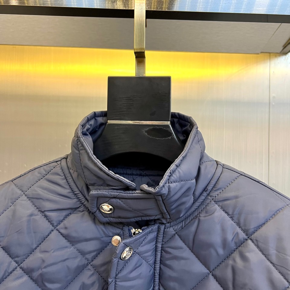 lP🆕、2025秋冬新品棉服外套，这款外套采用立体菱格绗缝工艺，规整的几何纹理形成细腻的凹凸质感。立领设