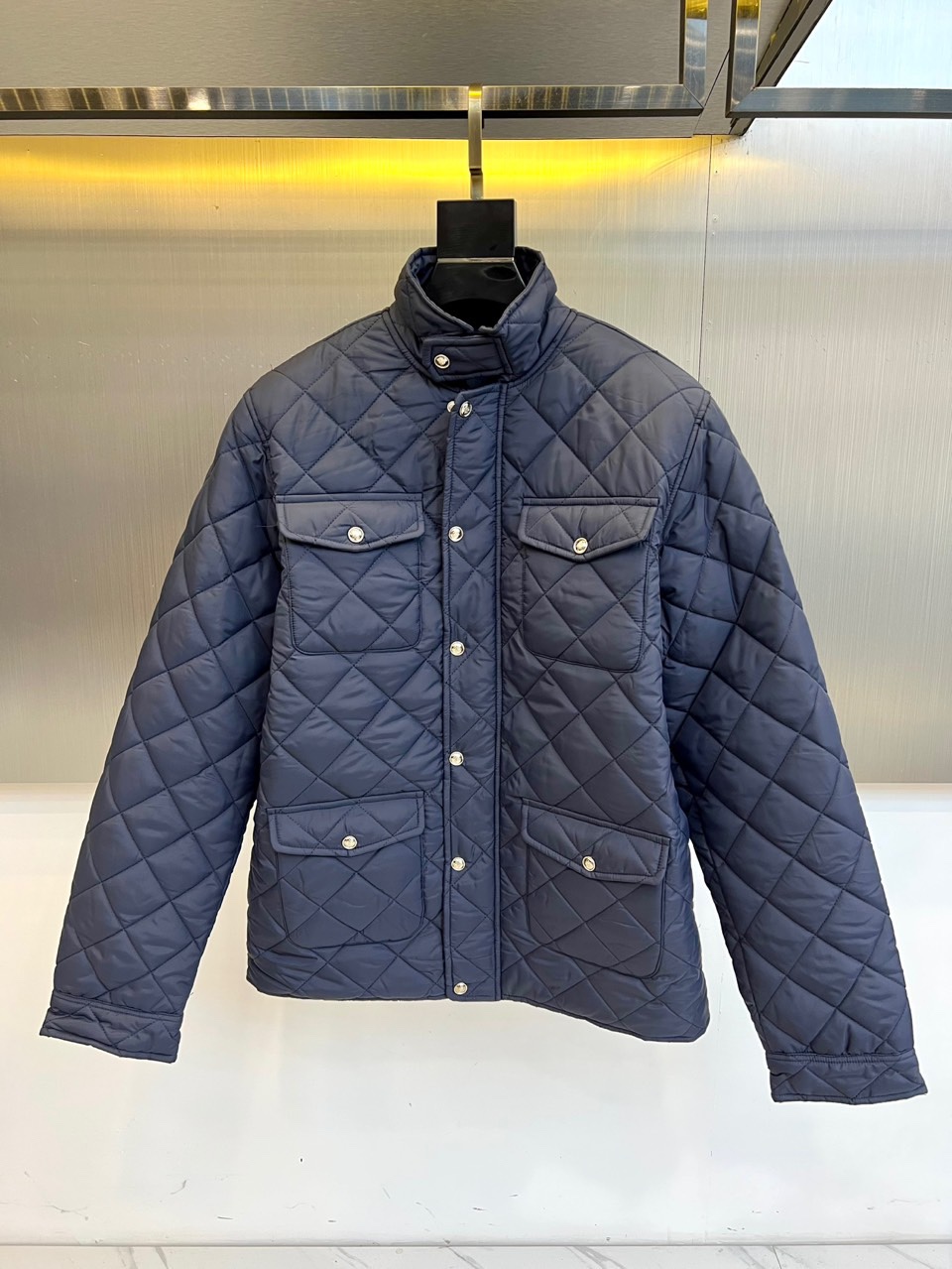 lP🆕、2025秋冬新品棉服外套，这款外套采用立体菱格绗缝工艺，规整的几何纹理形成细腻的凹凸质感。立领设