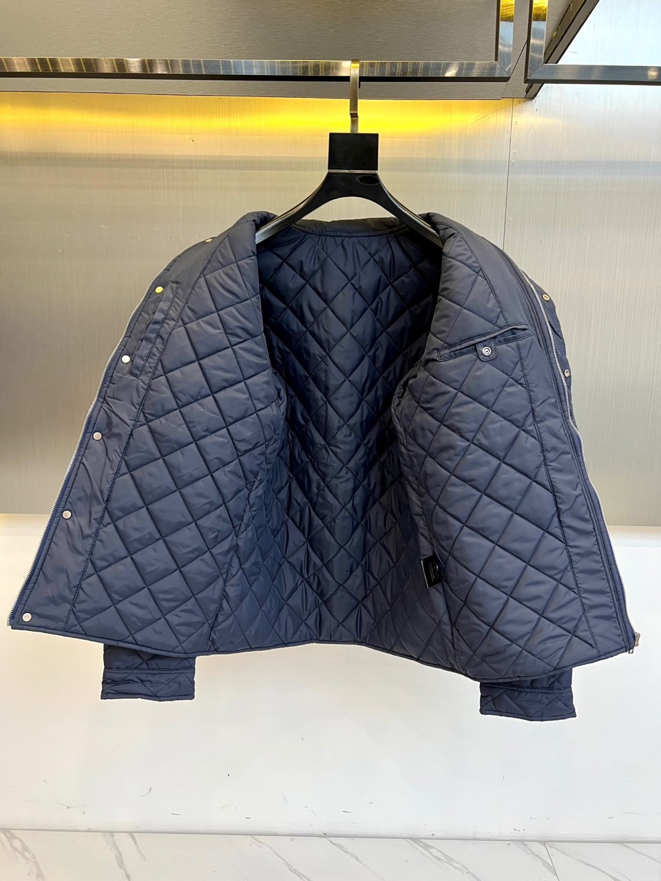 lP🆕、2025秋冬新品棉服外套，这款外套采用立体菱格绗缝工艺，规整的几何纹理形成细腻的凹凸质感。立领设