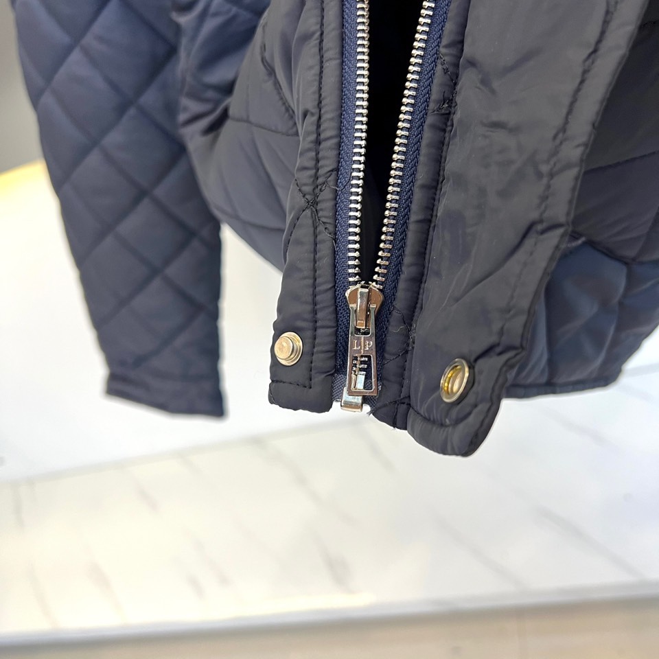 lP🆕、2025秋冬新品棉服外套，这款外套采用立体菱格绗缝工艺，规整的几何纹理形成细腻的凹凸质感。立领设