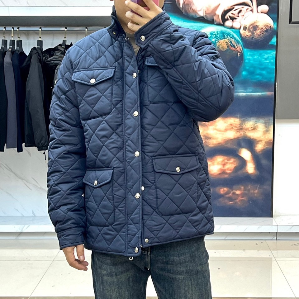 lP🆕、2025秋冬新品棉服外套，这款外套采用立体菱格绗缝工艺，规整的几何纹理形成细腻的凹凸质感。立领设