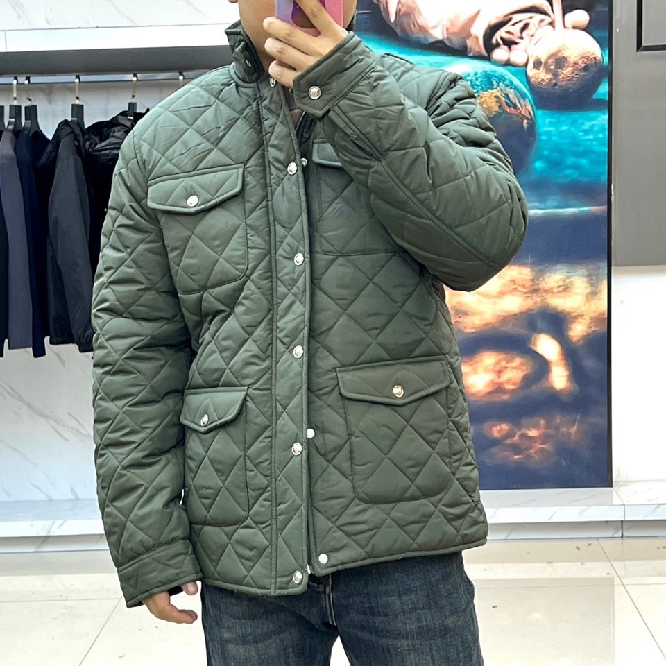 lP🆕、2025秋冬新品棉服外套，这款外套采用立体菱格绗缝工艺，规整的几何纹理形成细腻的凹凸质感。立领设