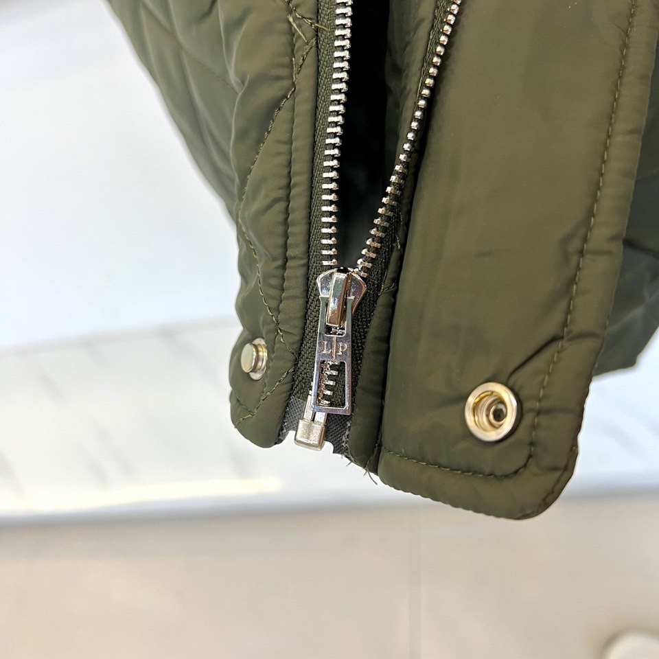 lP🆕、2025秋冬新品棉服外套，这款外套采用立体菱格绗缝工艺，规整的几何纹理形成细腻的凹凸质感。立领设