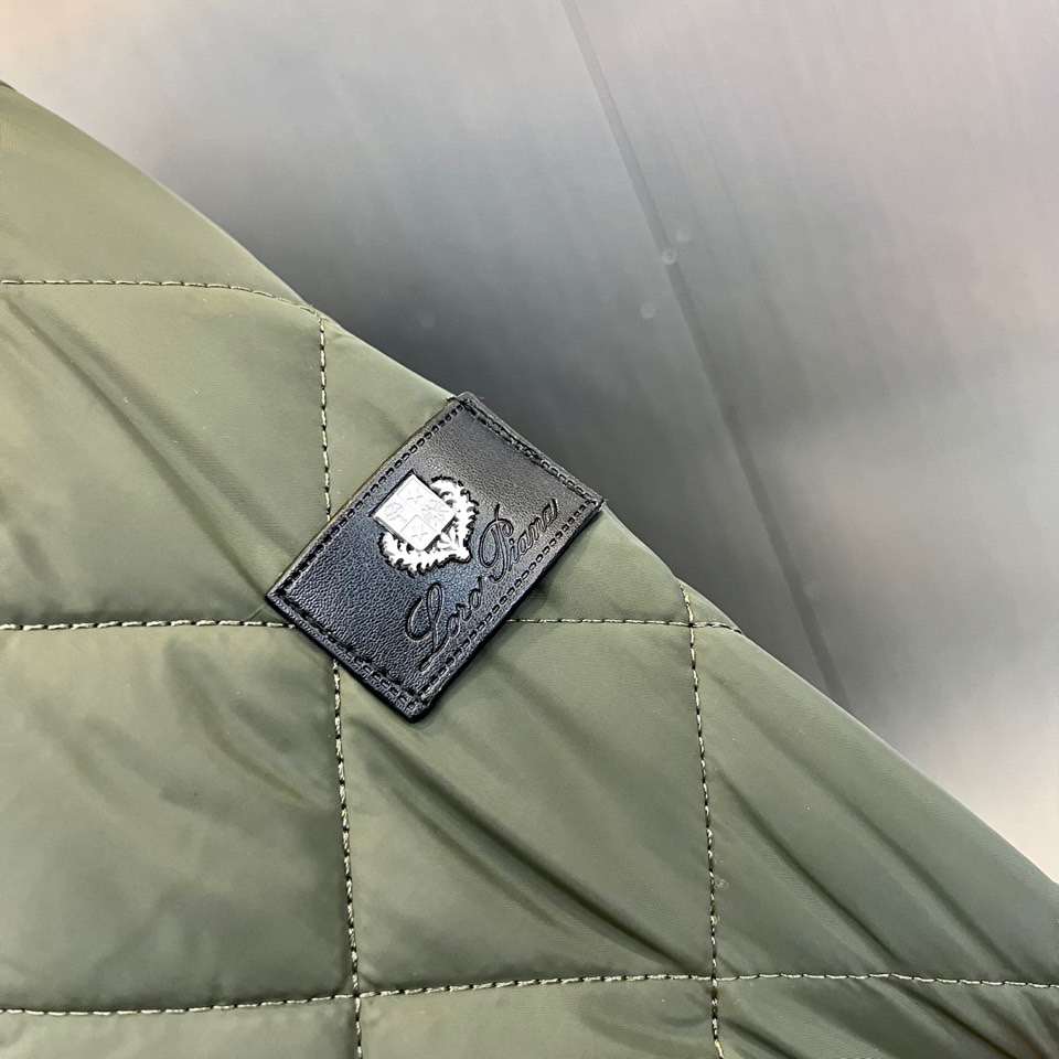 lP🆕、2025秋冬新品棉服外套，这款外套采用立体菱格绗缝工艺，规整的几何纹理形成细腻的凹凸质感。立领设