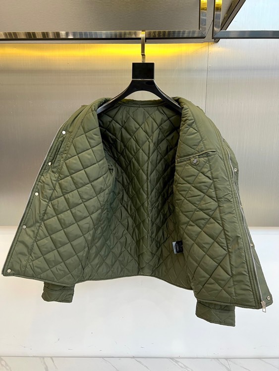 lP🆕、2025秋冬新品棉服外套，这款外套采用立体菱格绗缝工艺，规整的几何纹理形成细腻的凹凸质感。立领设