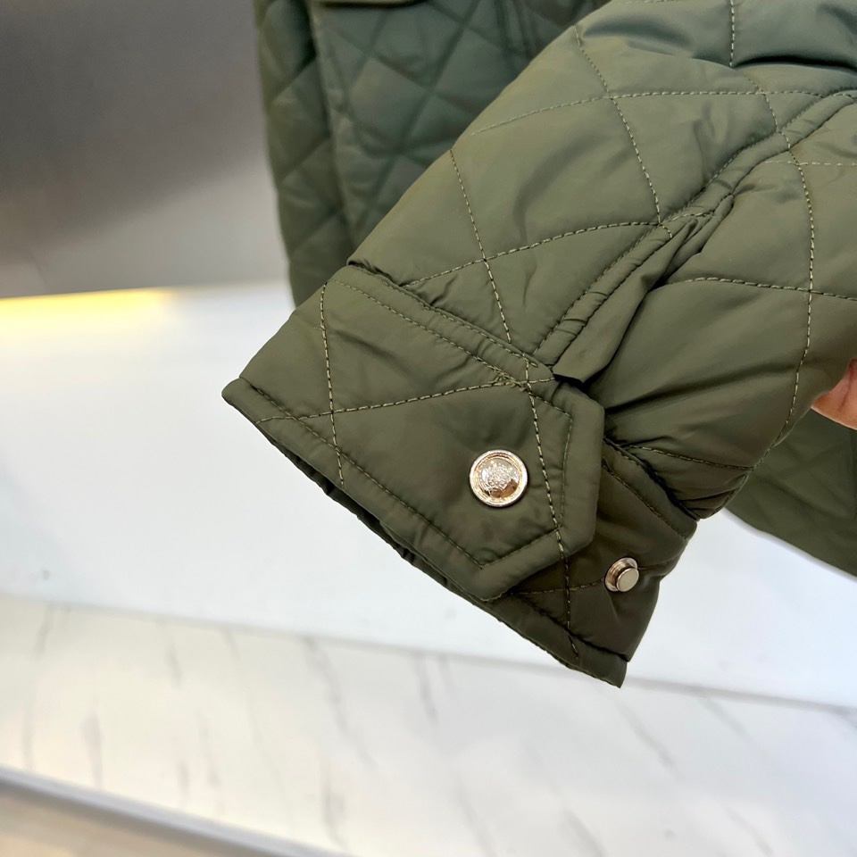 lP🆕、2025秋冬新品棉服外套，这款外套采用立体菱格绗缝工艺，规整的几何纹理形成细腻的凹凸质感。立领设