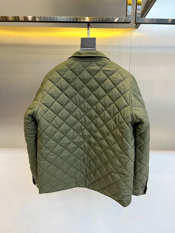 lP🆕、2025秋冬新品棉服外套，这款外套采用立体菱格绗缝工艺，规整的几何纹理形成细腻的凹凸质感。立领设