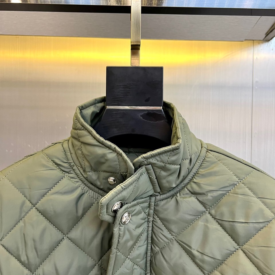 lP🆕、2025秋冬新品棉服外套，这款外套采用立体菱格绗缝工艺，规整的几何纹理形成细腻的凹凸质感。立领设