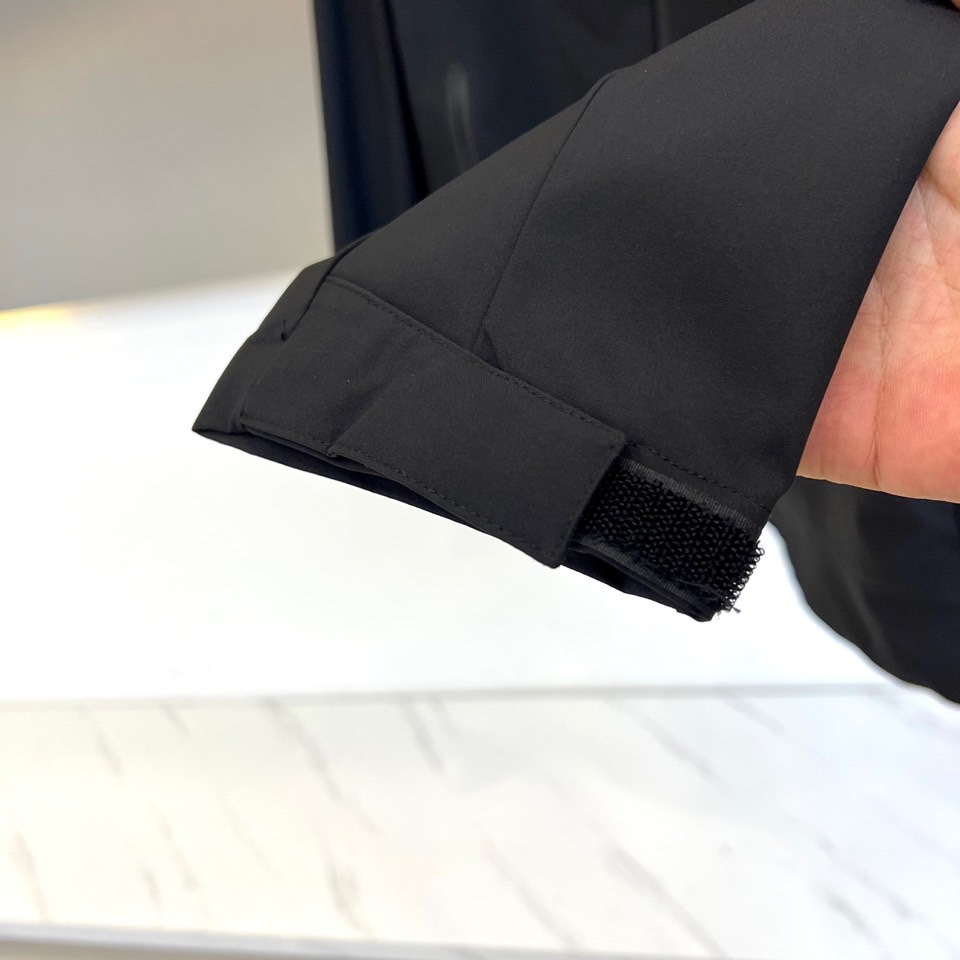 Arcteryx 始祖鸟、2025秋冬新款冲锋衣以经典黑色演绎专业户外美学。这款连帽冲锋衣采用品牌独家G