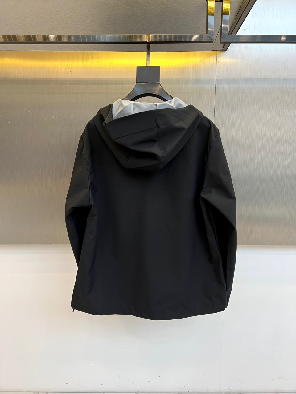 Arcteryx 始祖鸟、2025秋冬新款冲锋衣以经典黑色演绎专业户外美学。这款连帽冲锋衣采用品牌独家G